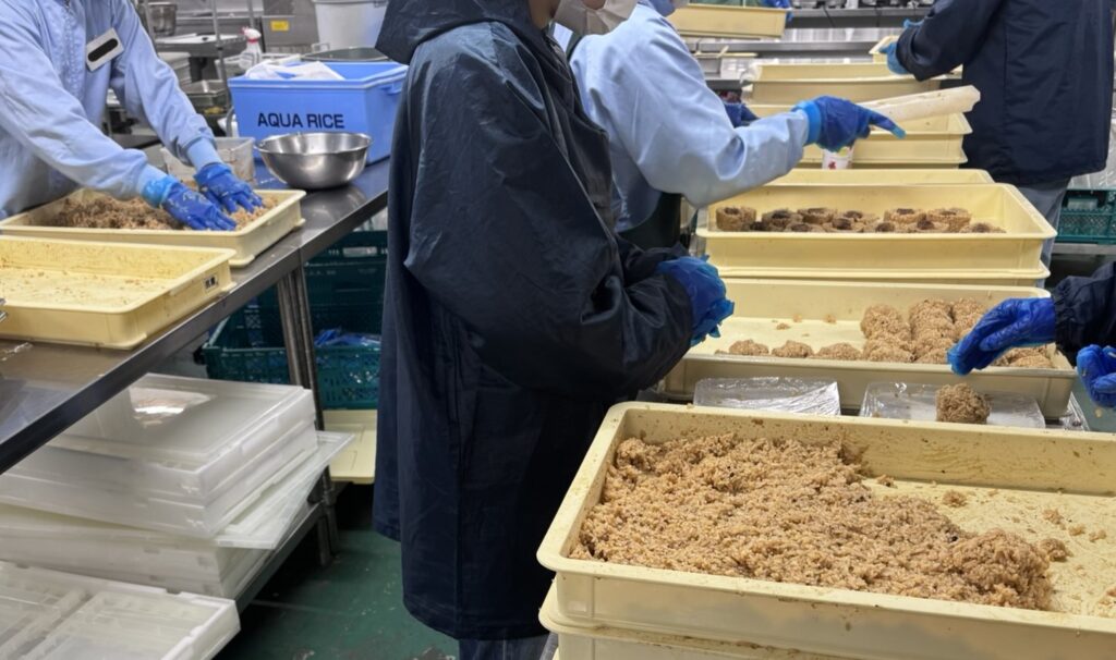 製造過程（タレを絡めたご飯を規定量計り、成型）